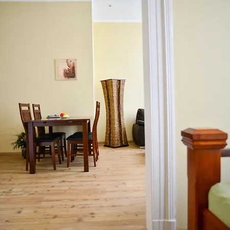 - Zoo Apartment *